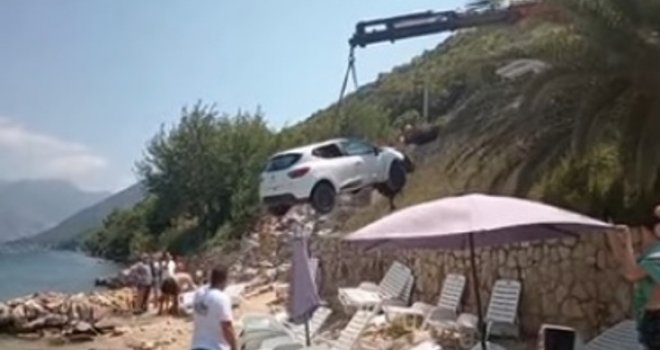 Drama na crnogorskoj plaži: Automobil se survao niz padinu i završio u moru punom kupača, svi se skamenili...  