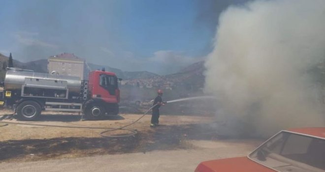 Vatrena stihija u Mostaru širi se prema objektima: U blizini benzinske pumpe, zatvoren saobraćaj ka Avijatičarskom mostu