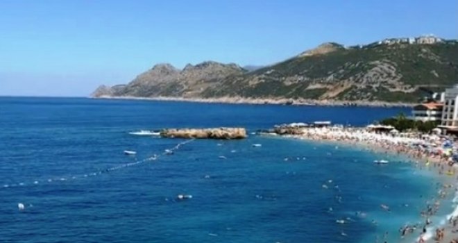 Prizor na plaži na Jadranu zgrozio pola Balkana: Srce sezone u poznatom ljetovalištu...  'Pa ovo je pravi horor!'