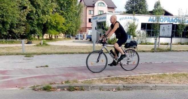  Biciklom od Sarajeva do Drvenika: Bh. umjetnik Enver Hadžiomerspahić u novom izazovu na svoj 78. rođendan