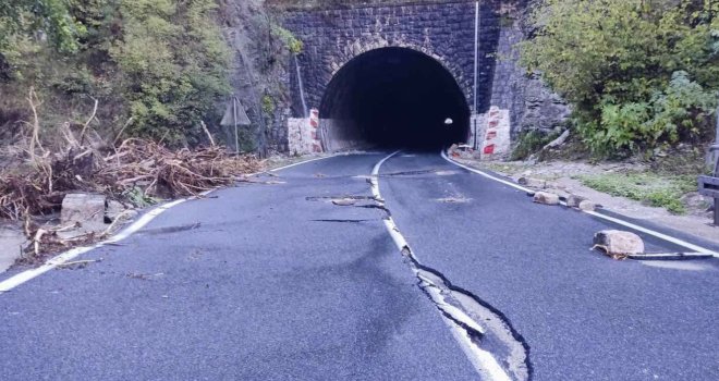 Dramatičan snimak iz Jablanice, klizište odnijelo cestu i prugu