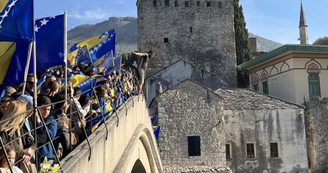 Skokom bez aplauza i bacanjem cvijeća u Neretvu obilježena 31. godišnjica rušenja Starog mosta