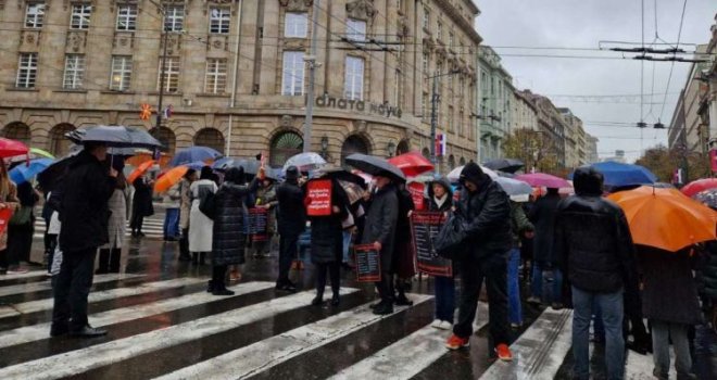 Srbija 15-ominutnom šutnjom odala počast stradalima u Novom Sadu: Hiljade građana izašlo na ulice i blokiralo saobraćaj