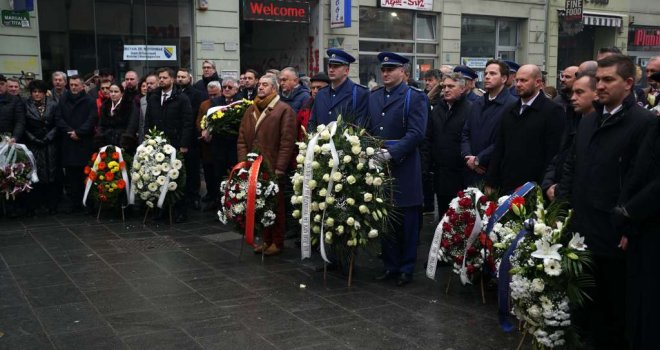 Polaganjem cvijeća kod Vječne vatre brojne delegacije obilježile Dan državnosti BiH