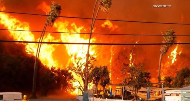 Los Angeles okružen šumskim požarima van kontrole: Najmanje pet mrtvih, stotine domova uništeno