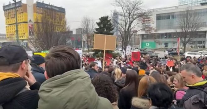 Počeli studentski protesti ispred Parlamenta BiH: 'Svi smo mi pod kamenolomom režima'