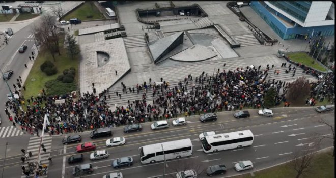 Jasne poruke sa studentskih protesta u Sarajevu: Nije prirodna već politička katastrofa