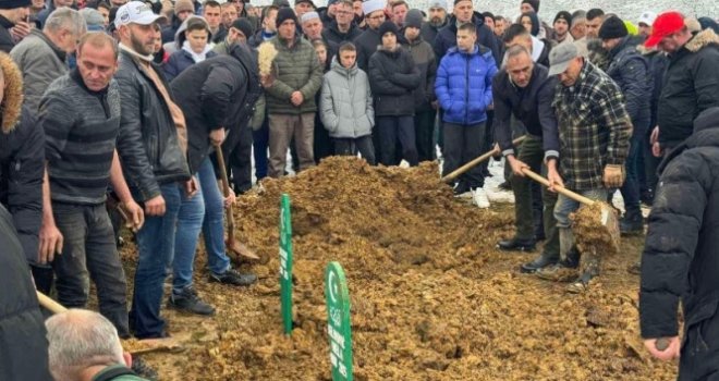 Tuga do neba: Rijeka ljudi u Puračiću, na dženazi Ineli Selimović i njenom 13-godišnjem sinu Tariku