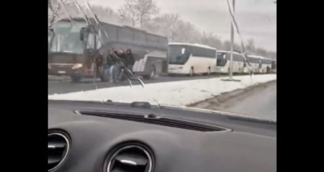 'Dodik doveo njegove sendvičare': Veliki broj autobusa iz BiH ušao u Vojvodinu, pred održavanje skupa SNS-a  