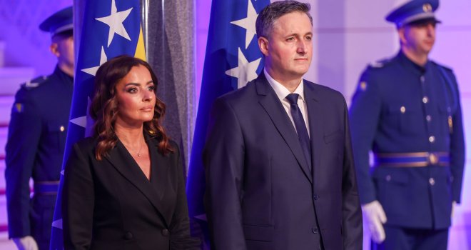 Mirela Bećirović ponovo oduševila modnim odabirom: Blistala u elegantnoj haljini na prijemu u Vijećnici